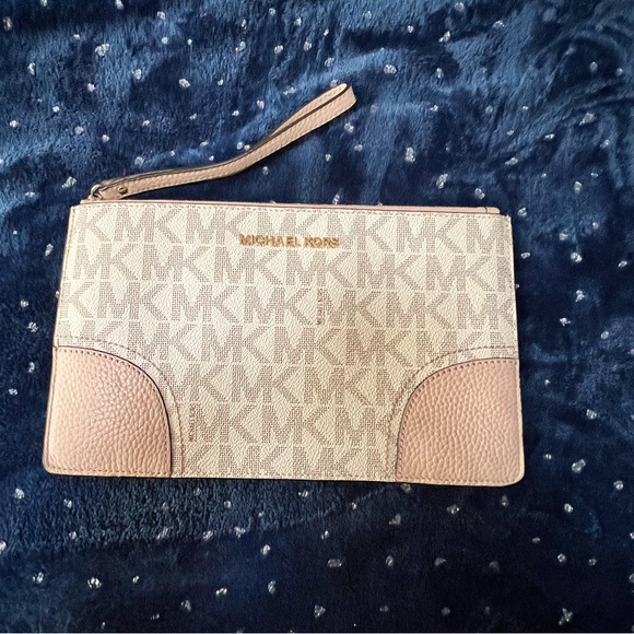 Michael Kors wristlet - Picture 1 of 5